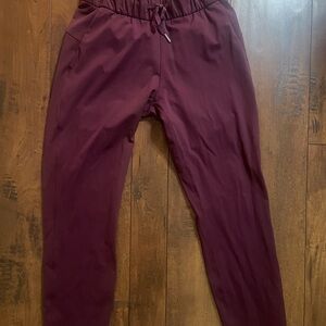 Lululemon on the fly Jogger pants Cassis red size 4 drawstring stretch casual